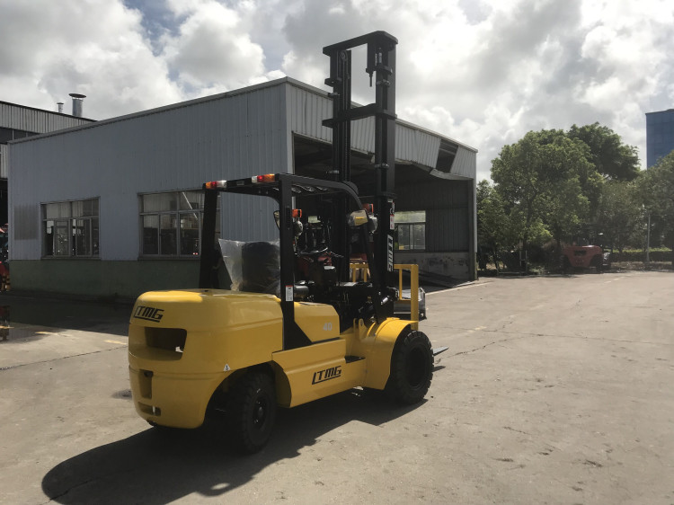 6m Lift Height Diesel Engine Forklift Truck 4 Ton Streamline Balance Weight
