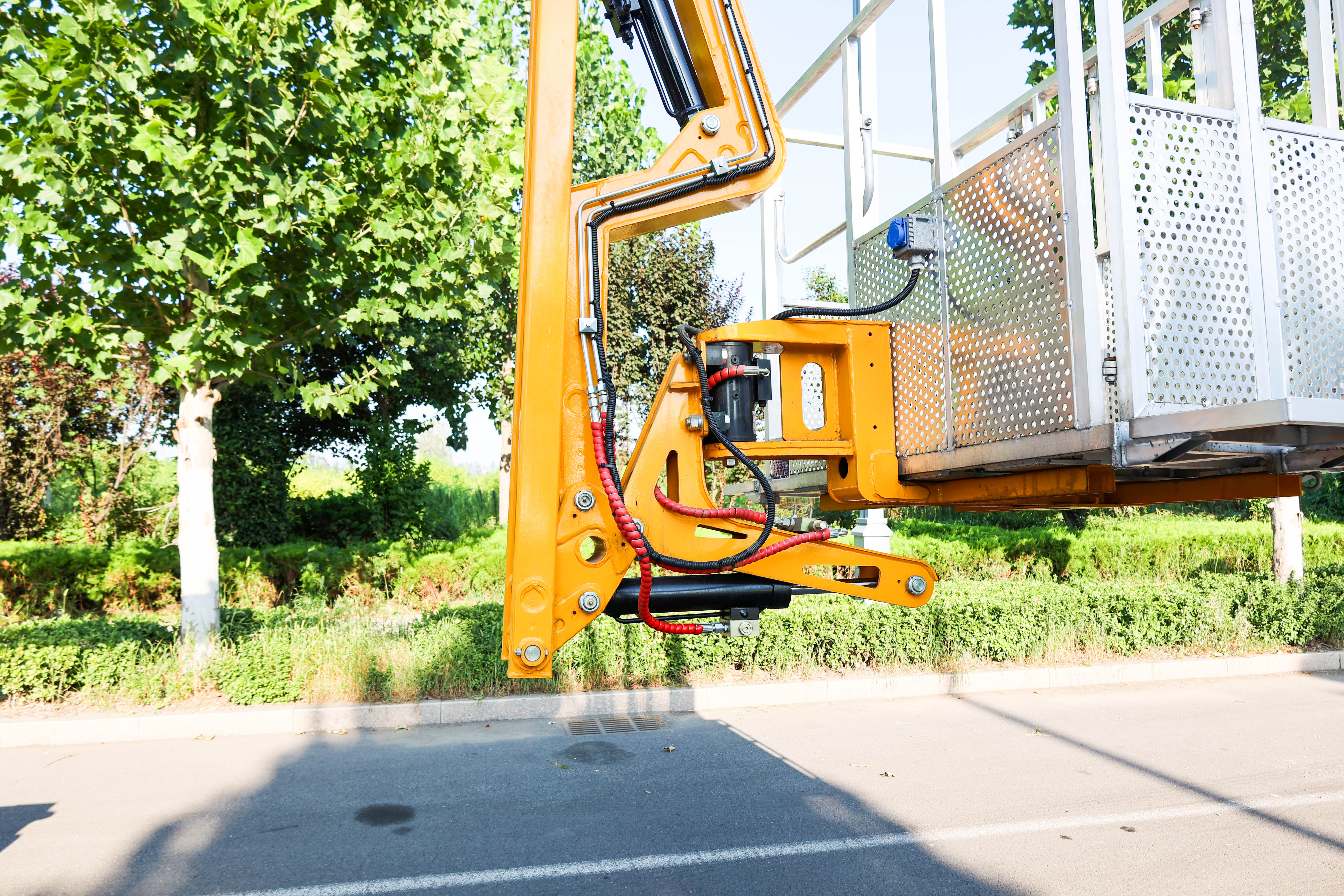 Factory Direct Sales Double Protection Bucket Truck Aerial Working Platform