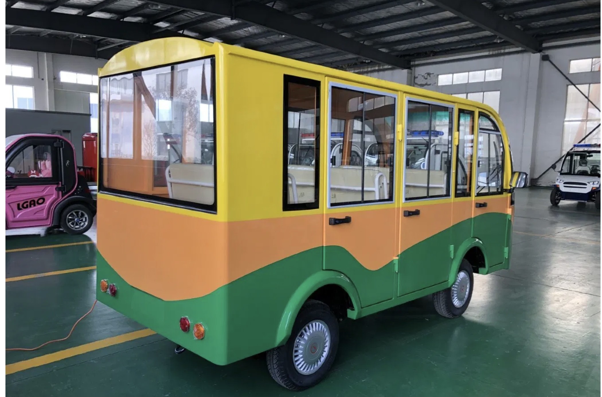 8-11 Seater Electric Shuttle Bus Low Speed Electric Sightseeing Vehicle Beautiful Design
