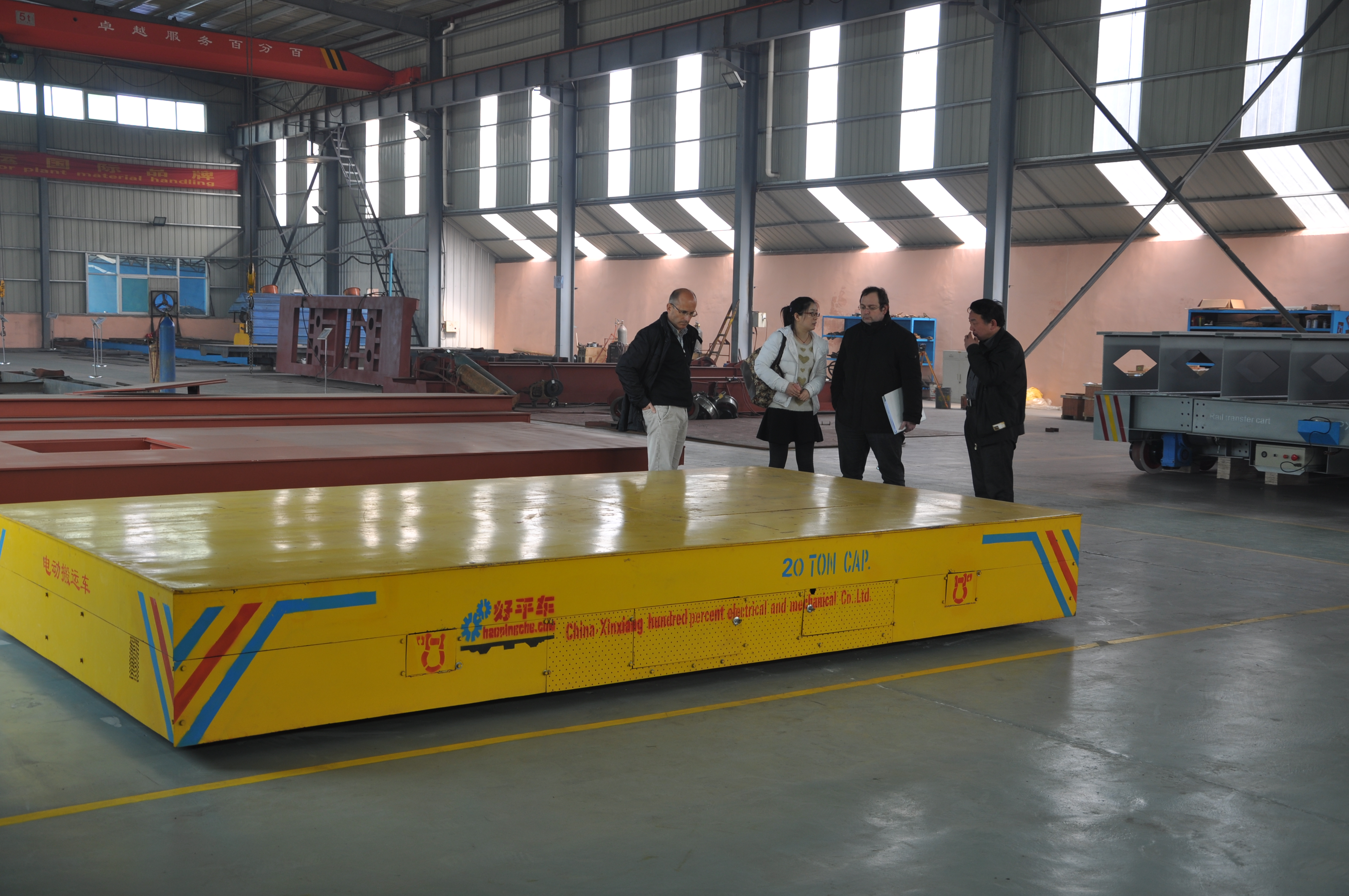 rail coil car with lifting device