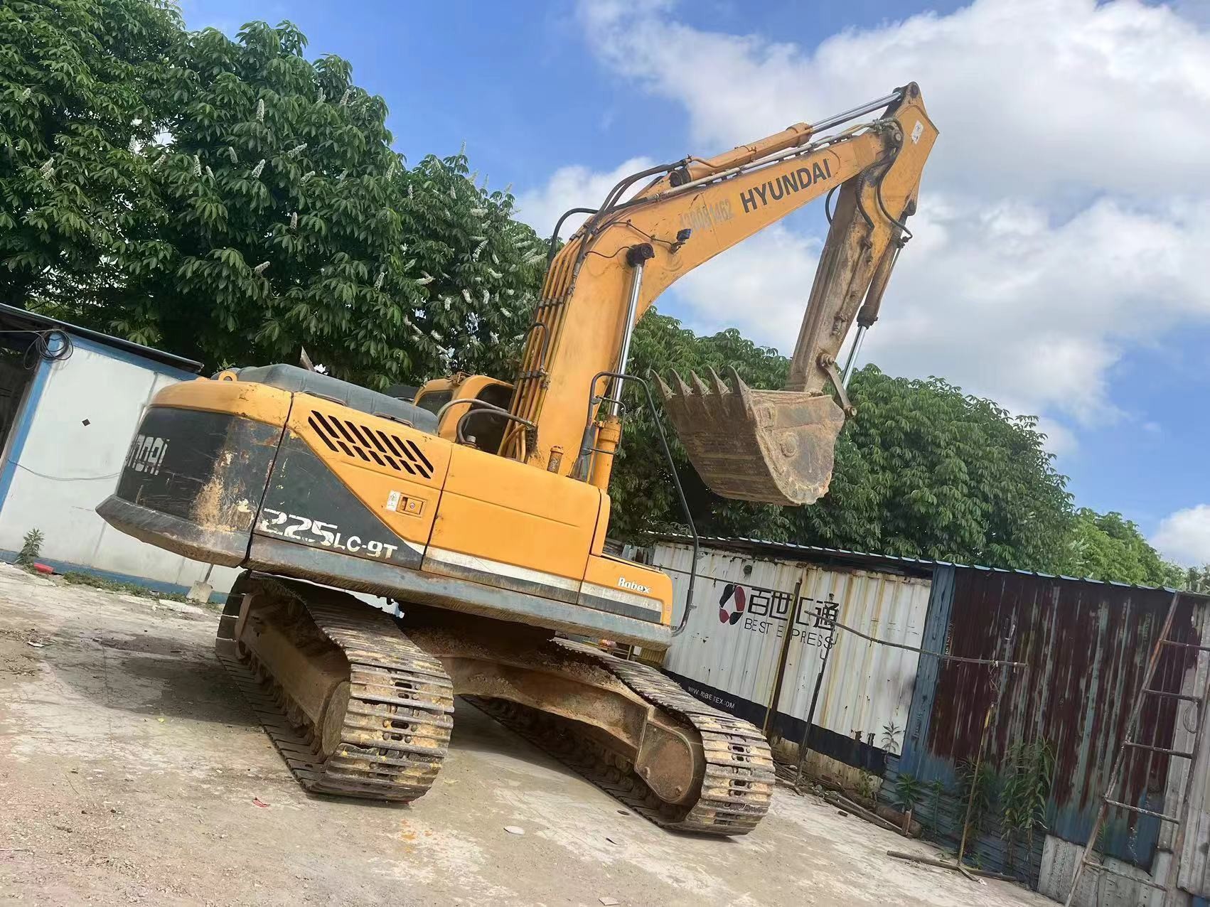 Hydraulic tracked excavator, original Hyundai 225-9T excavator Discounted Price