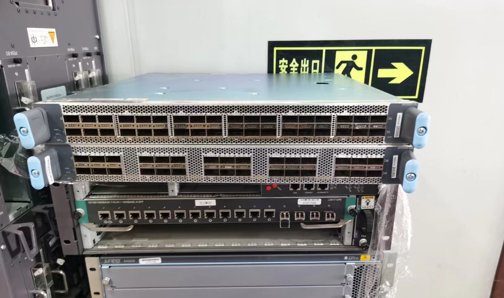 QFX10000-30C 30-Port 100G/40G QSFP28 Line Card Private Mold NO Products Status Stock