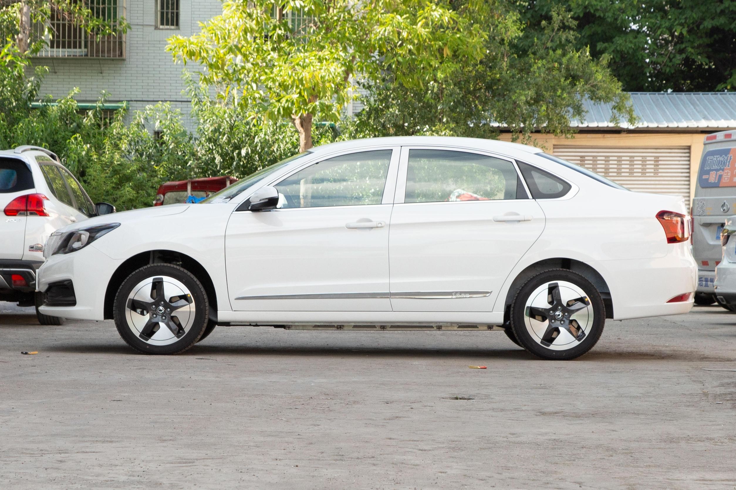 2023 Dongfeng Fengshen E70 500 electric car Pure electric cruising range 412km white new energy vehicles