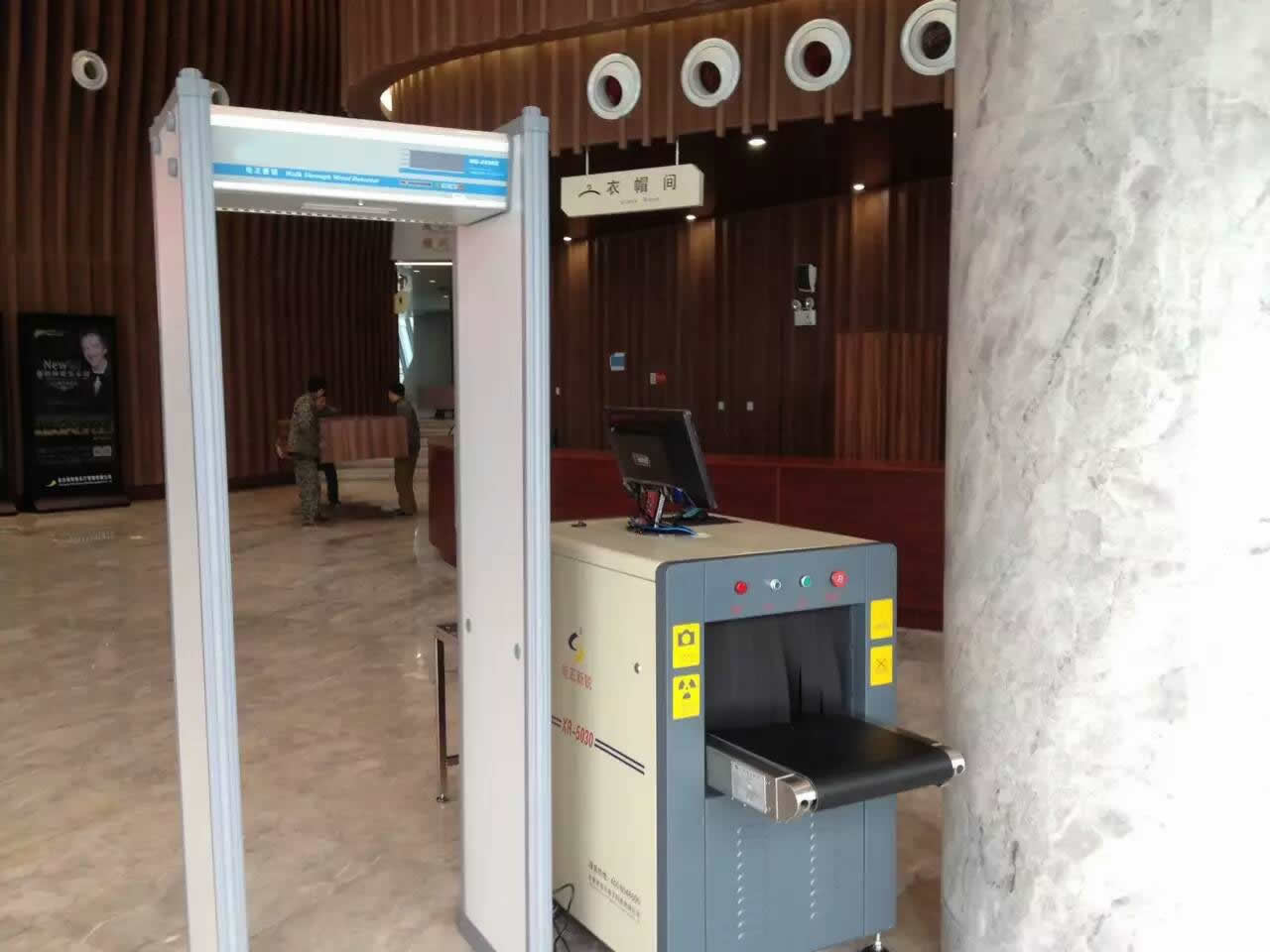 Detection Image Portable X Ray Baggage Scanner 8 Mm Penetration 24Bit True Color Display