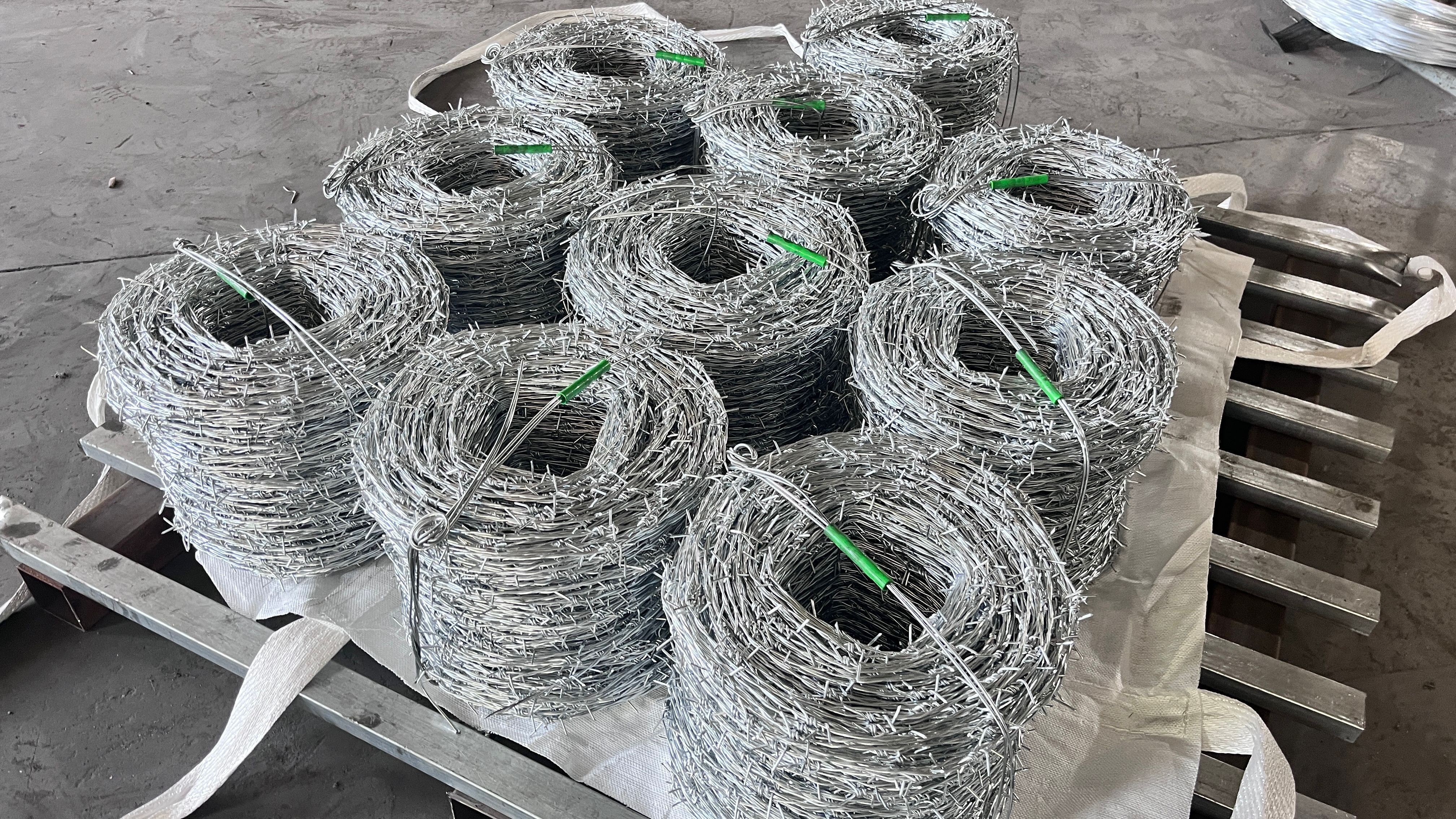 Single Or Double Strand Common Twisted Security Barbed Wire Fence Roll