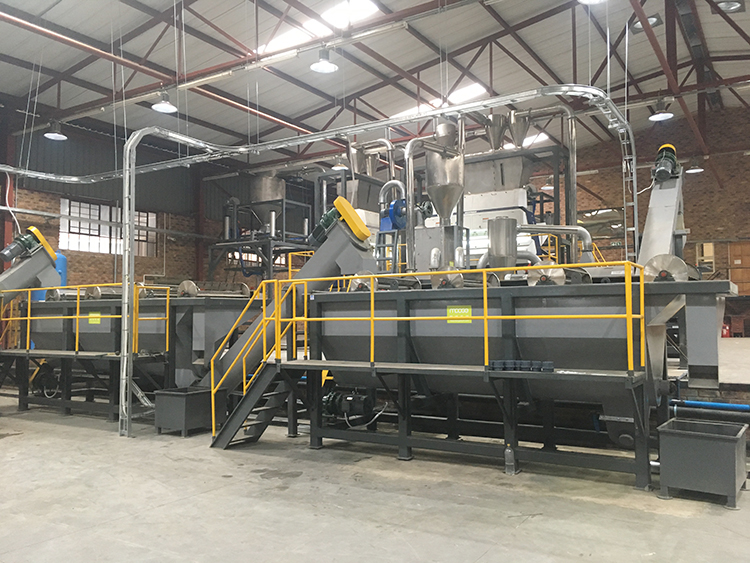 Plastic recycling sink float separating washing tank