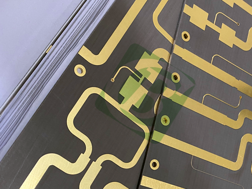 RT/Duroid 5880 and RO4450F hybrid 4-Layer PCB with 3.0mm Thickness substrates