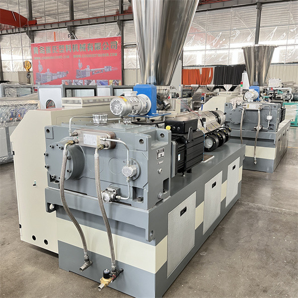 Conical Twin Screw Extruder PVC Plastic Extruder Machinery 100kg/H-350kg/H