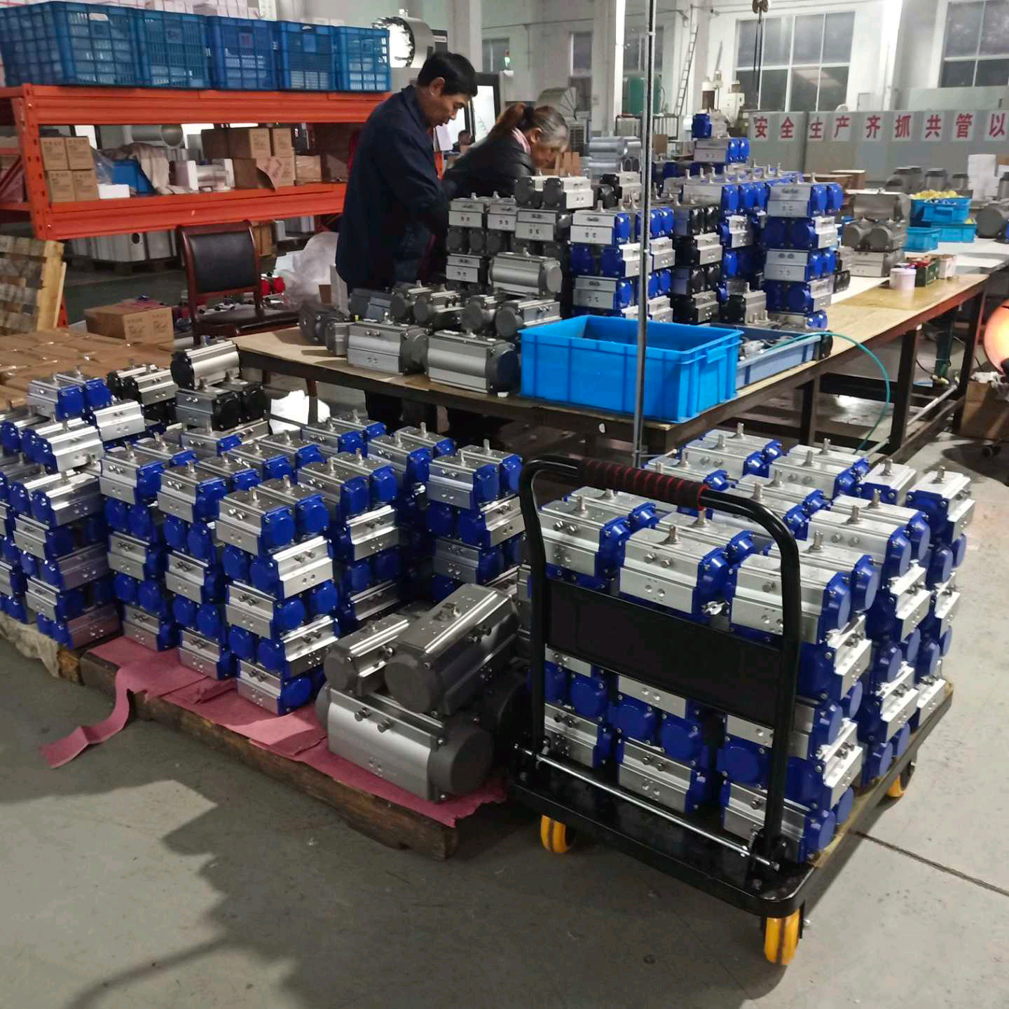 Quarter-turn double acting pneumatic rotary actuator for valves