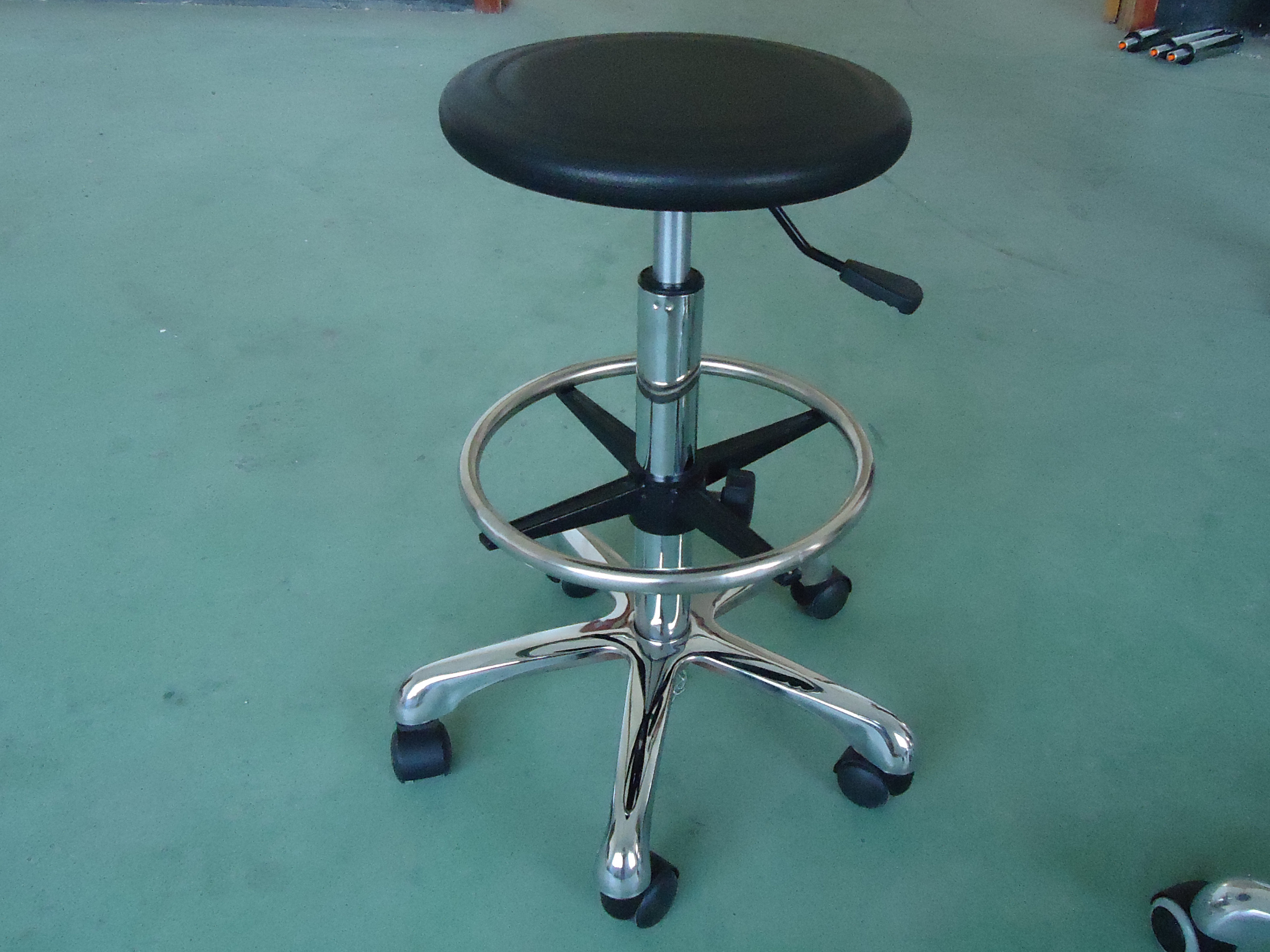 Swivel Round Clean Room Stools , Diameter 325mm Lab Stools With Wheels