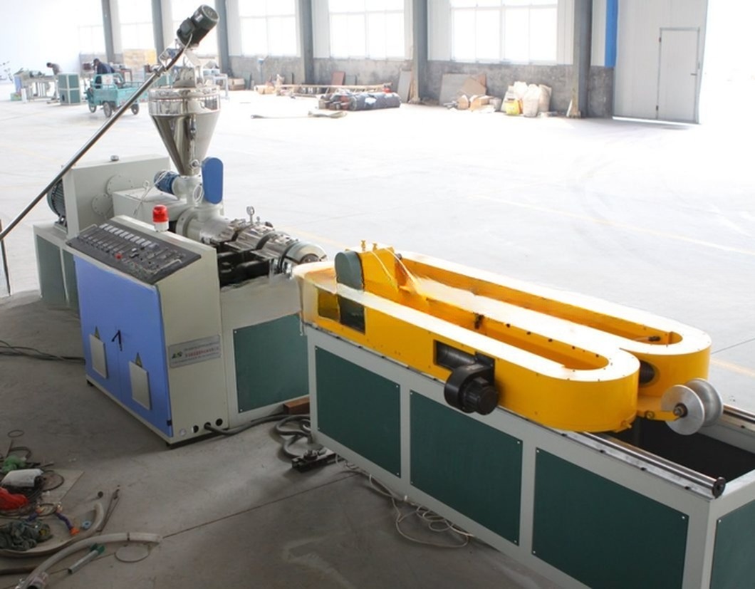 Plastic Pipe Extrusion Machine / Plastic Extruder / PP PE PA Single Corrugated Pipe Line