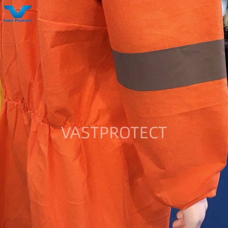 En14126 China Factory Nonwoven Dispossable Tyvek Coveralls with Reflective Tape