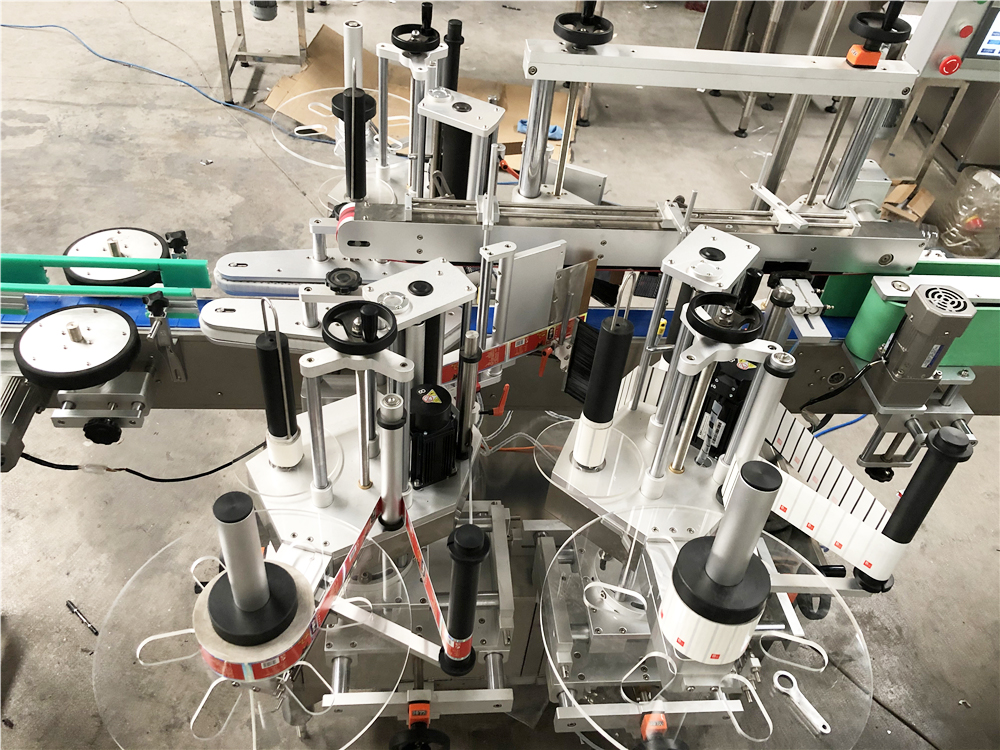 Hot Sale Automatic Square Bottle Labeling Machine L2000 * W700 * H1400mm Size
