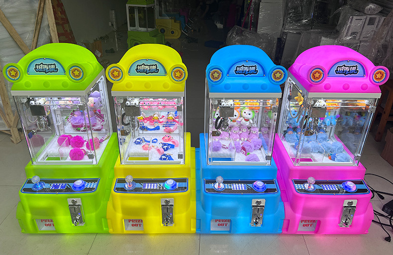 High Quality Children Game Machine Gift Claw Machine Mini Claw Machine Toy For Kids