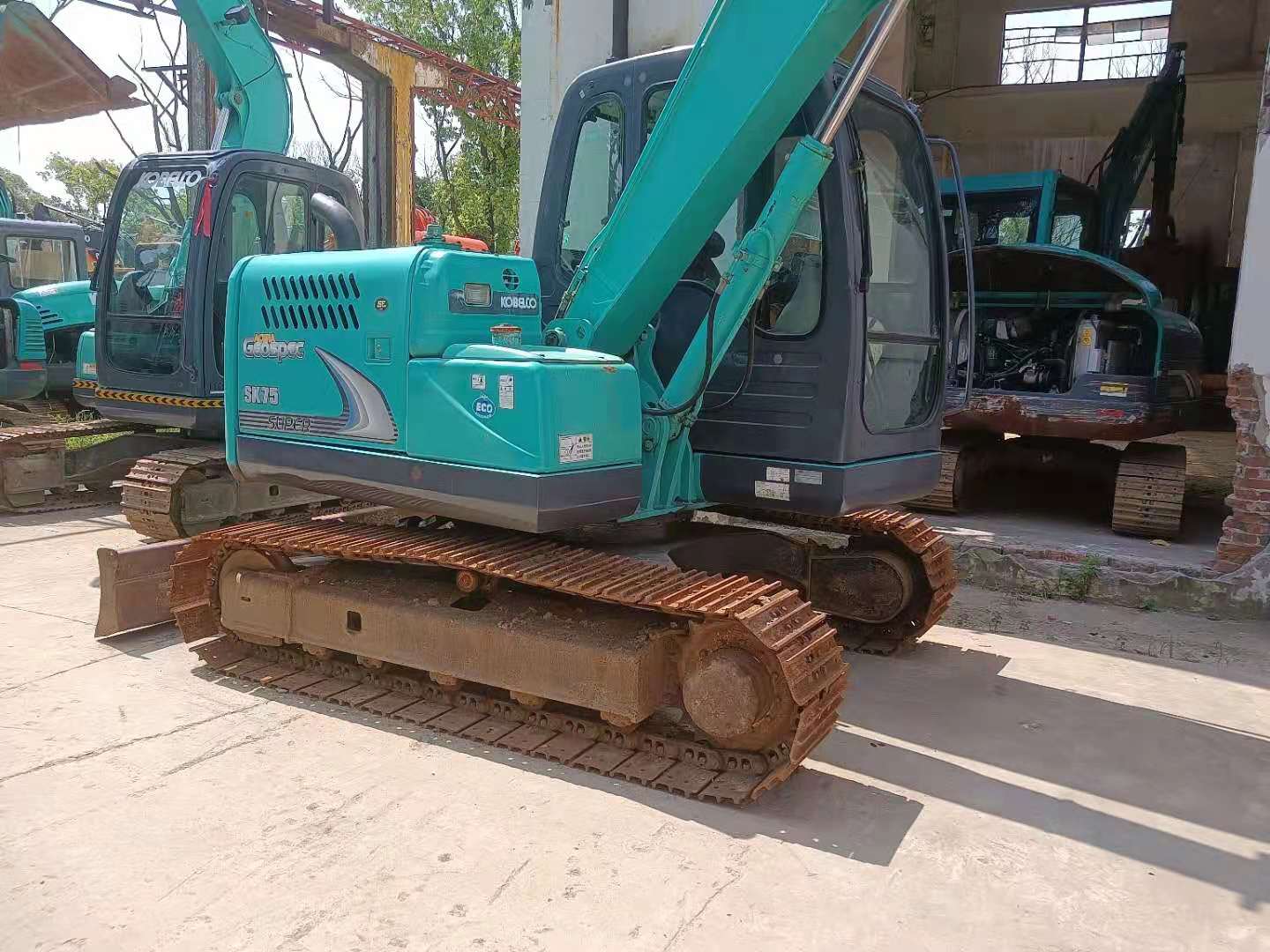 Low Hour Used Kobelco Excavator ISUZU Engine 75 Operating Weight 0.4m Bucket Capacity