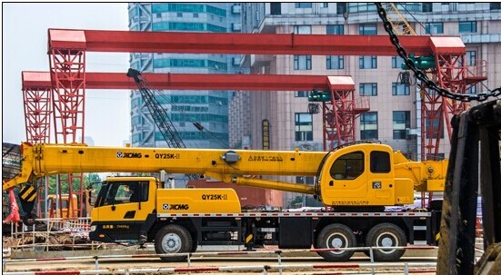 Small Hydraulic 20t Truck Mounted Crane Good Road Adaptability Excellent Lifting Performance