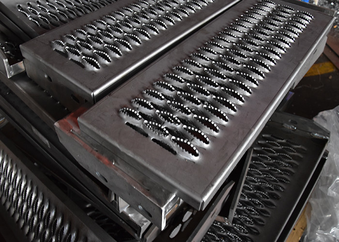 850mm Width Checker Plate Sheet Serrated Steel Grating Stair Tread