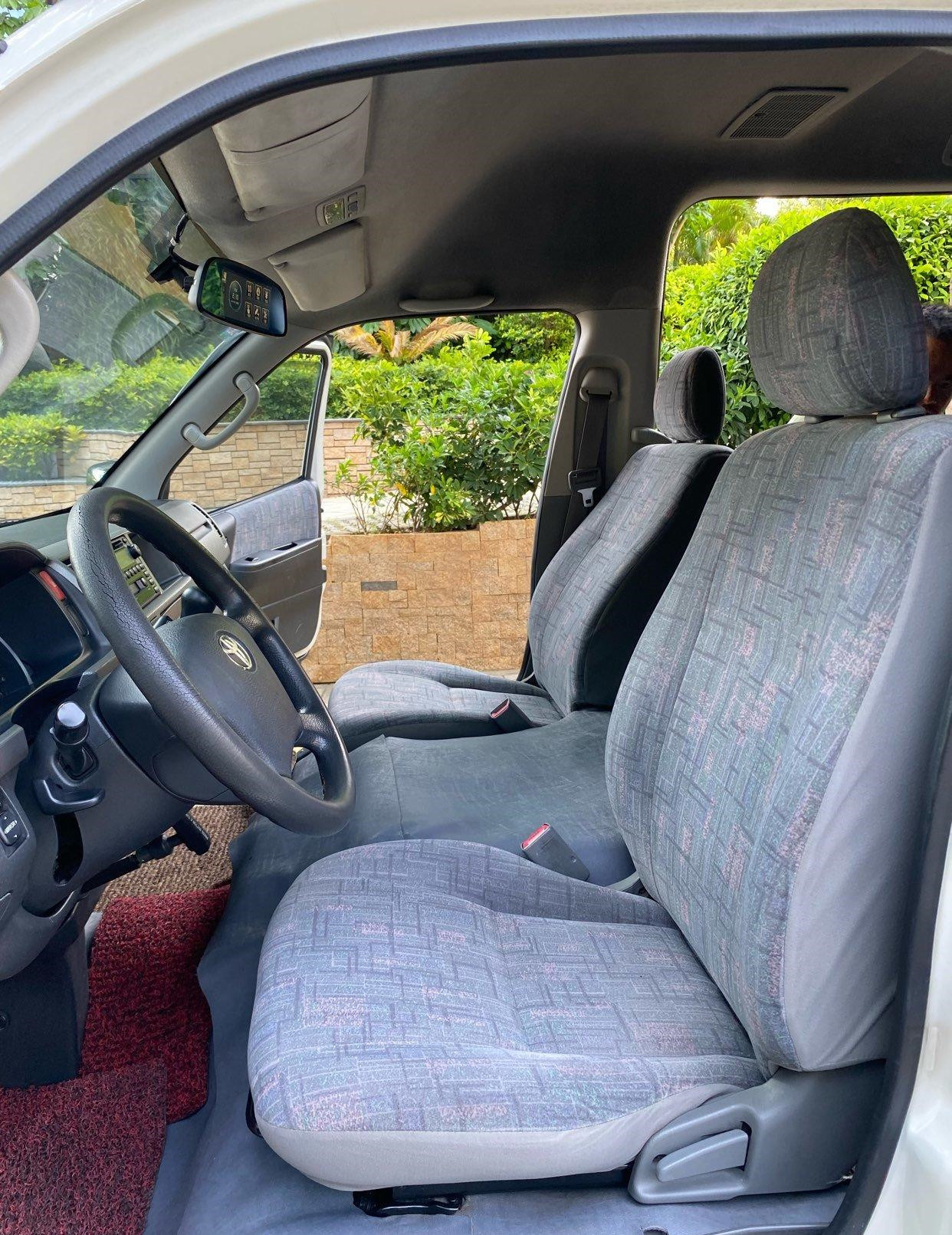 High Roof 2005 Year 13 Seats Gasoline Used Toyota Hiace Used Mini Bus Automatic Transmission