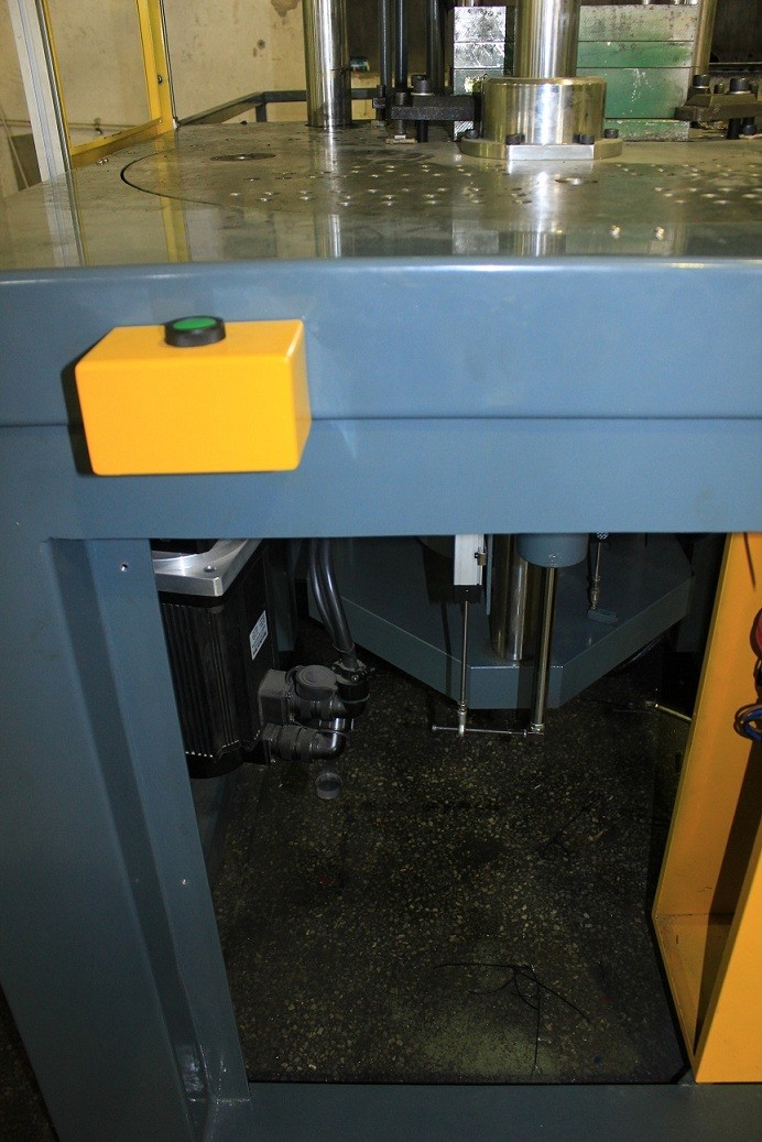 Hydraulic Rotary Vertical Injection Moulding Machine 40T 30mm Screw Diameter