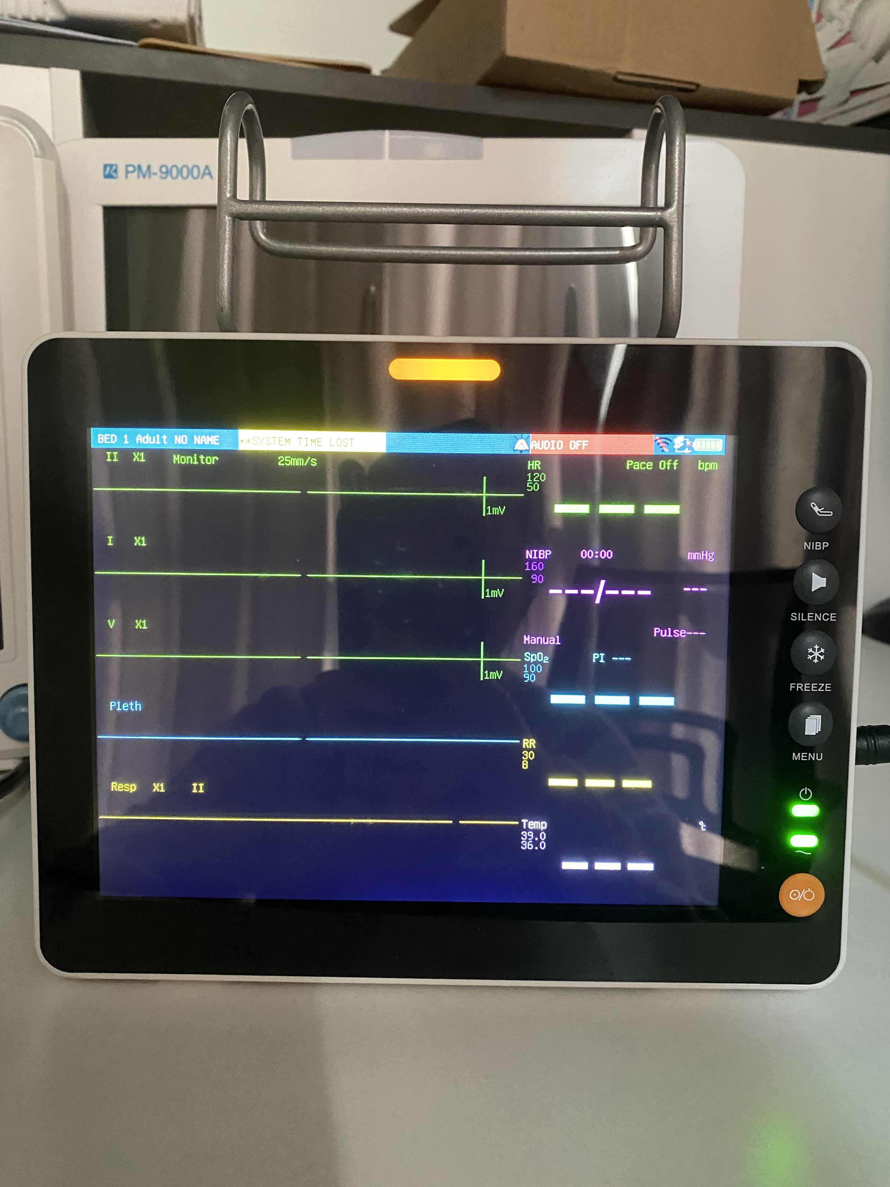 8 Hours Battery Life Multi Parameter Patient Monitor with Wired/Wireless Connectivity
