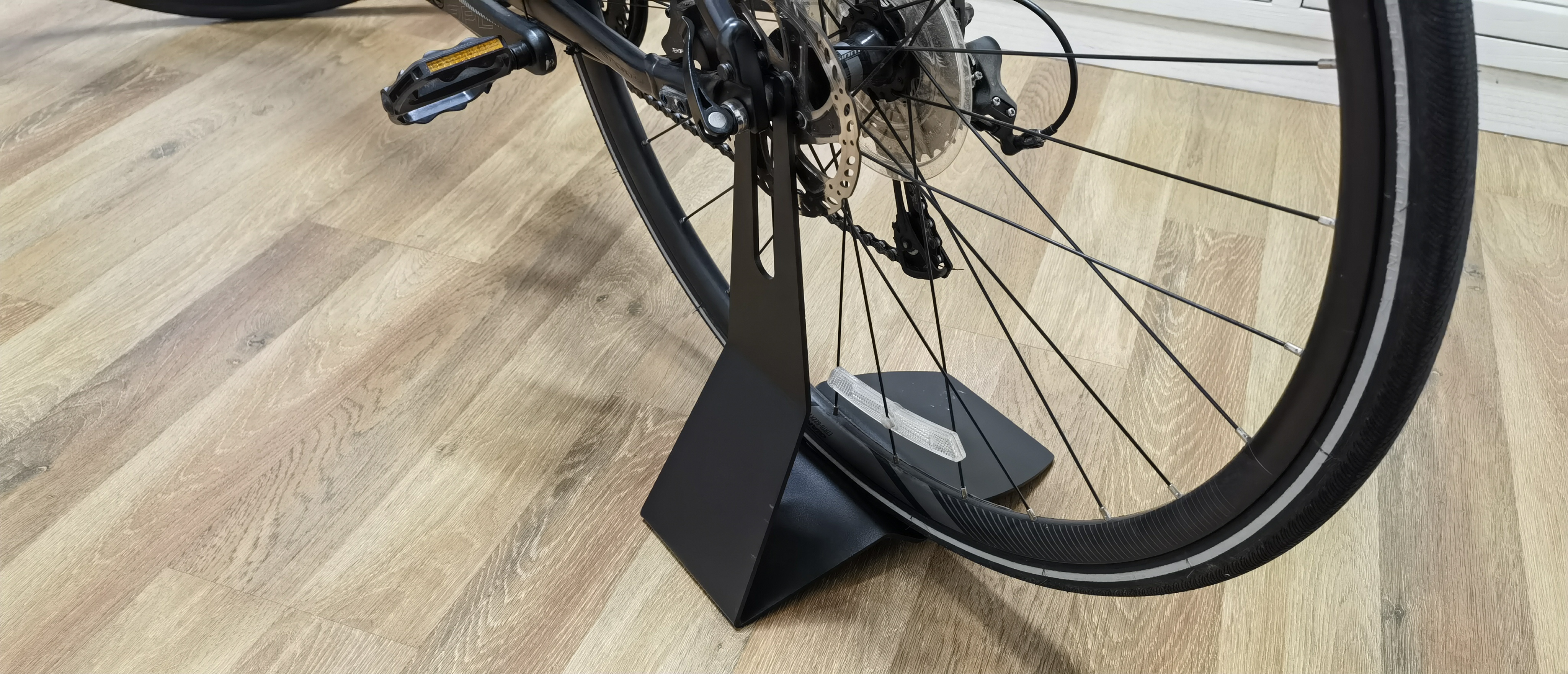 Standard 4mm Thickness Black Bicycle Floor Type Hub Mount Parking Rack Stand for Garage