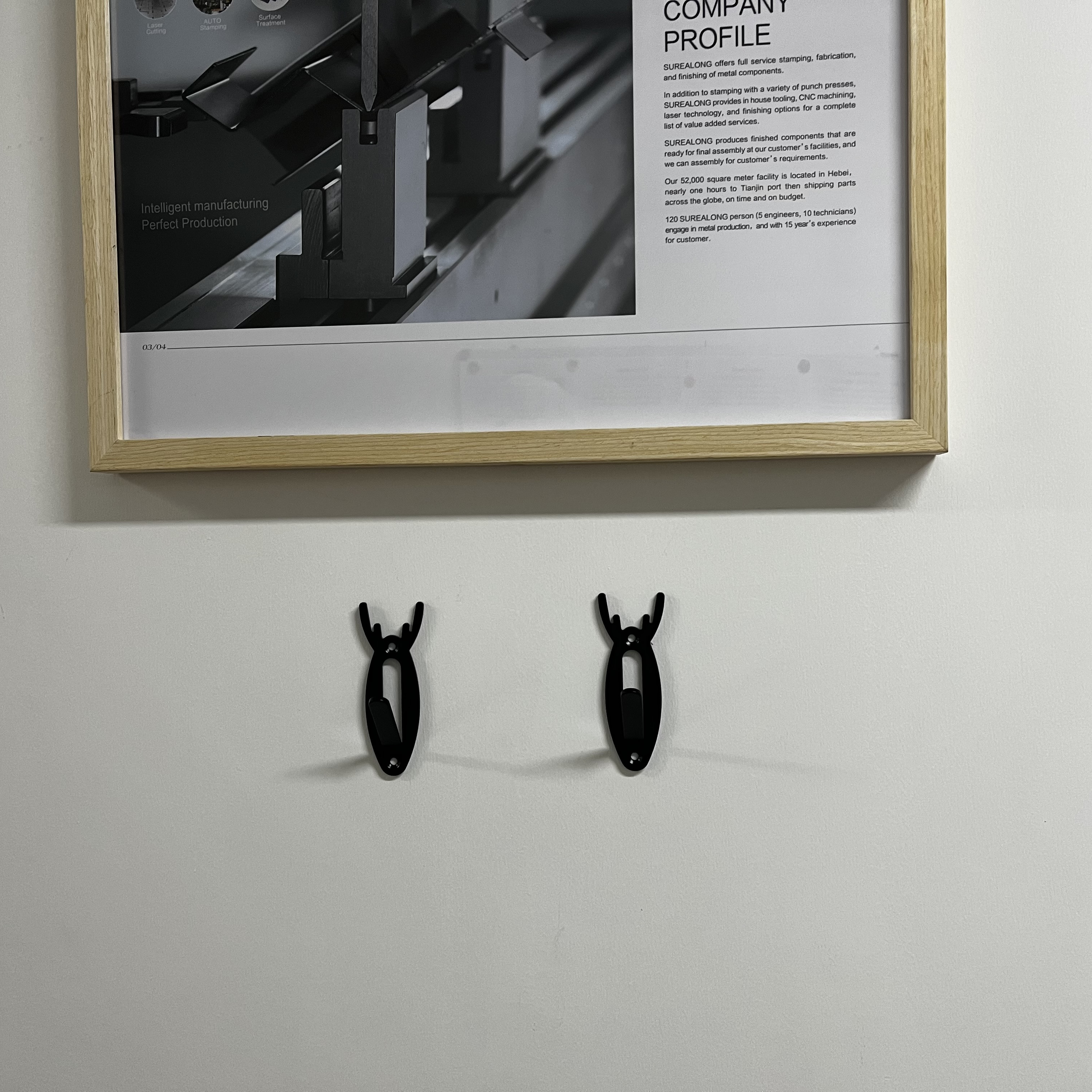 European Style Deer Hanger with Customized Thickness and Triangle Bracket Structure