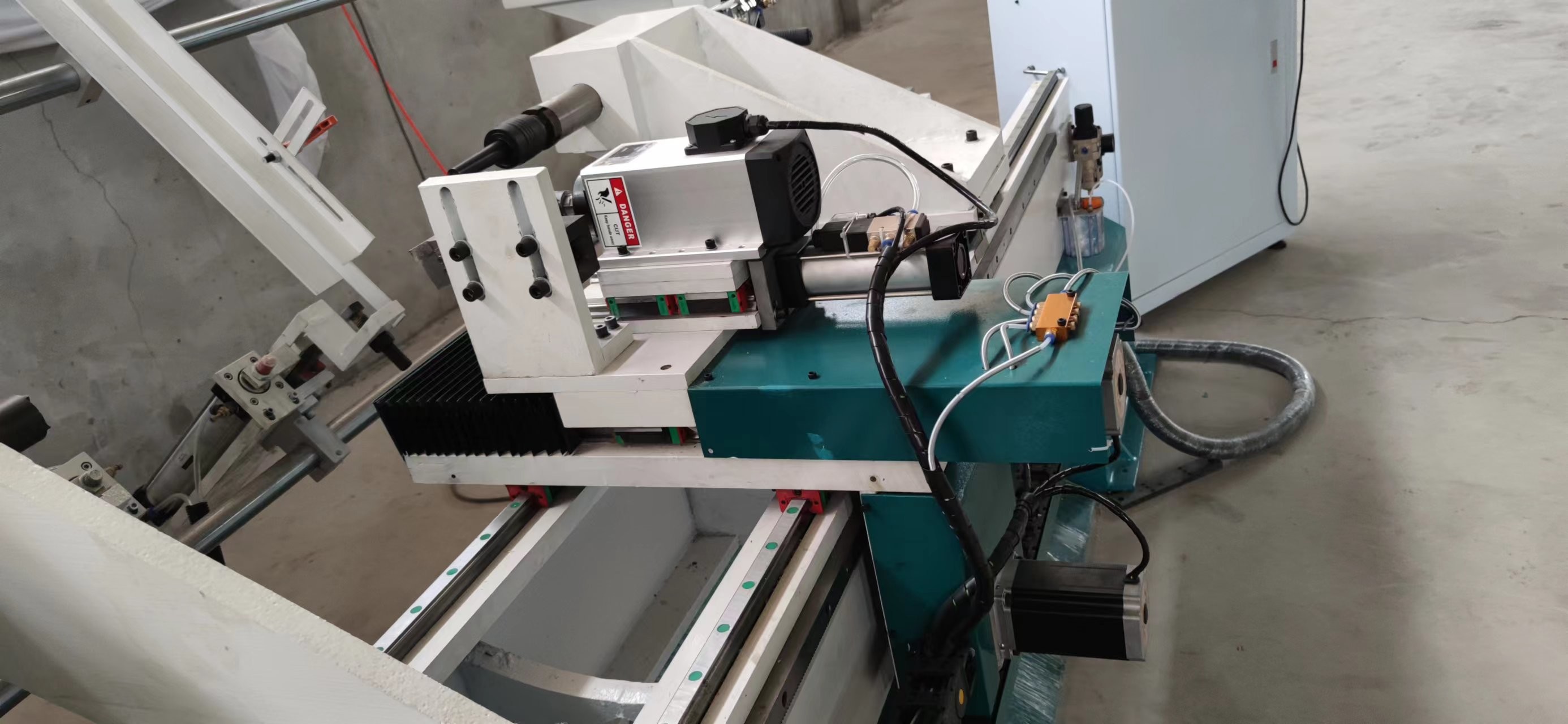 Automatic loading Wooden poles CNC wood turing lathe CNC wood lathe