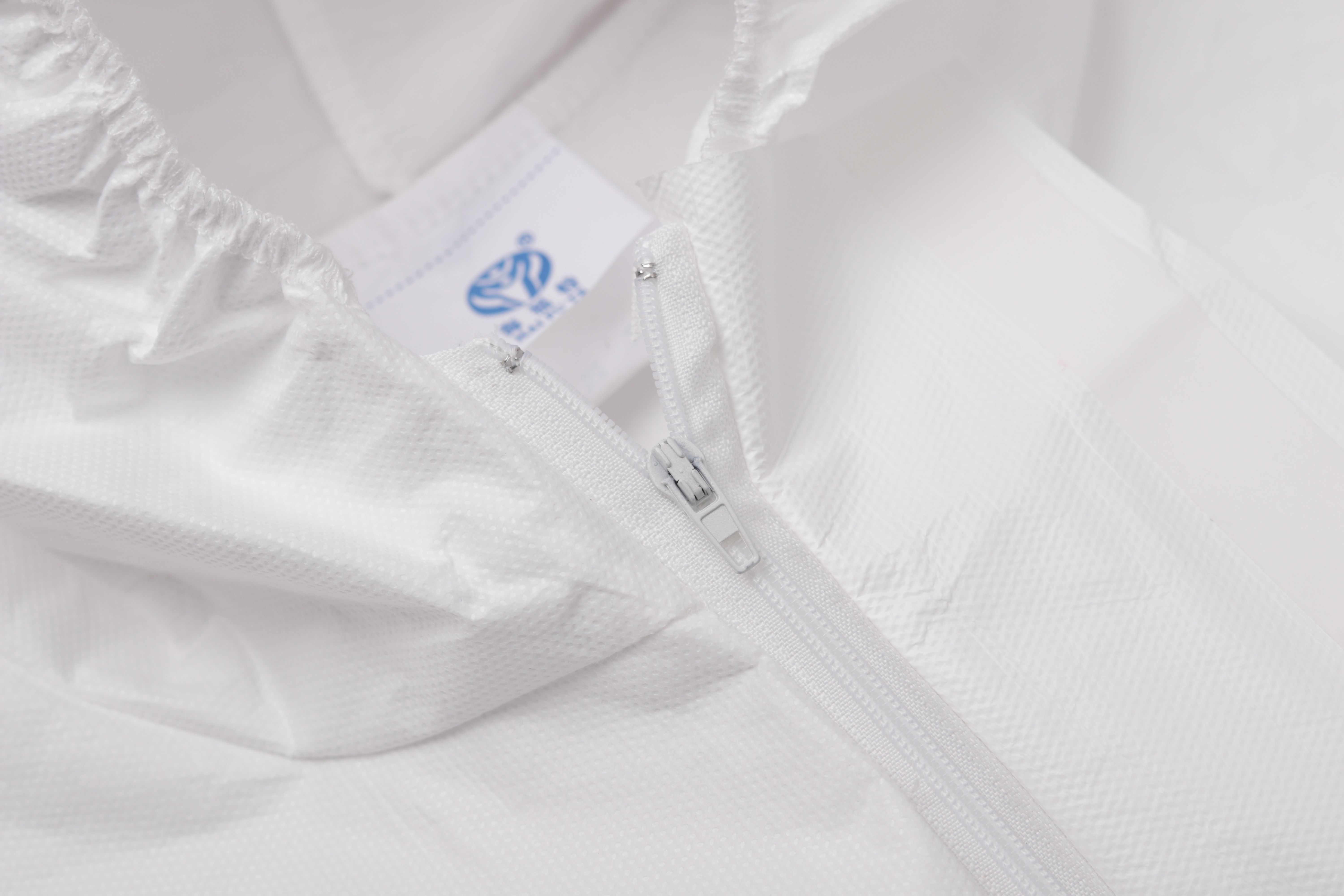 Level 4 Sterile Disposable Cpe Isolation Gown Fluid Resistant