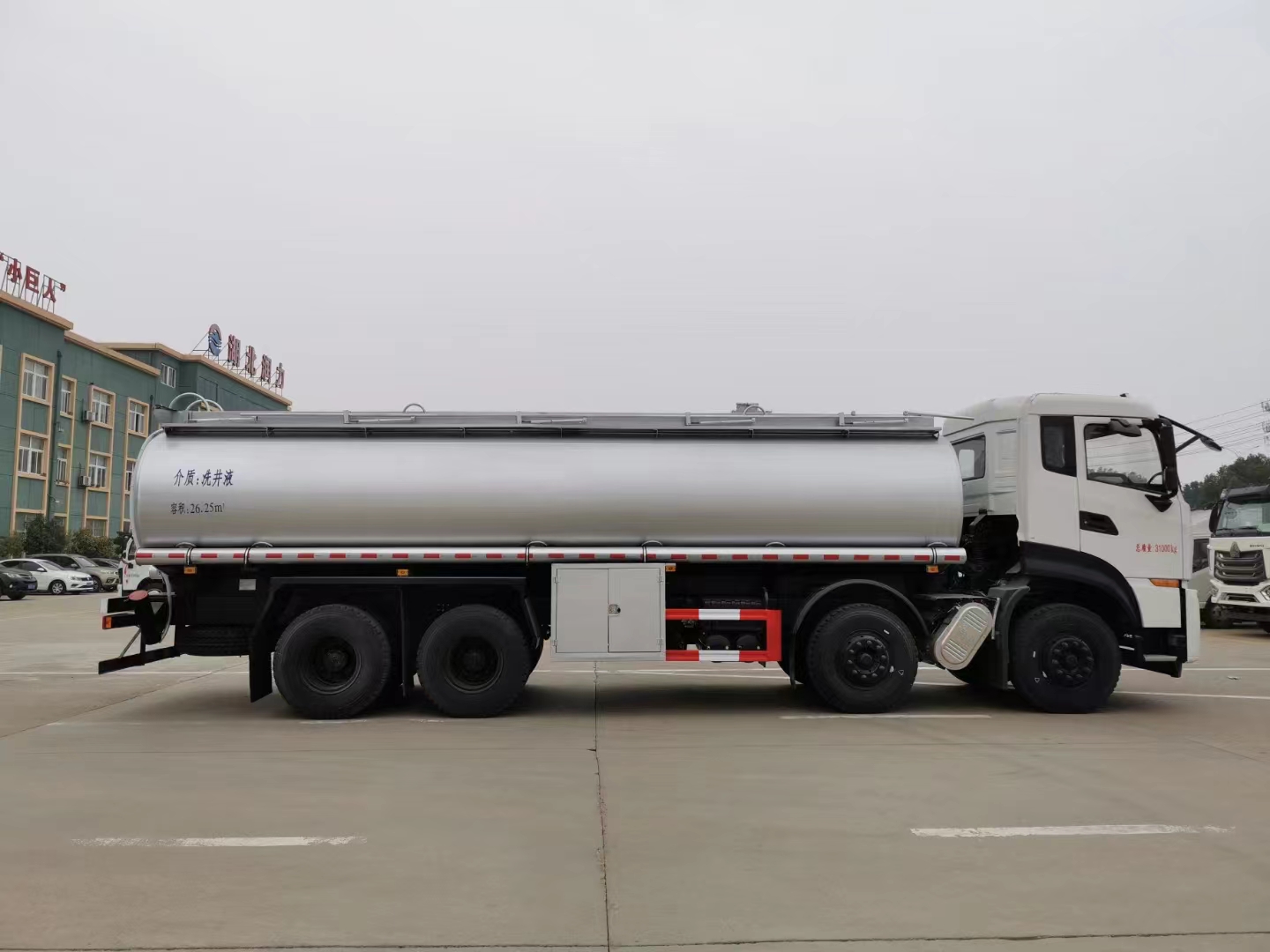 China National Heavy Duty Truck Haowo 8 * 4 35000L Refueling Truck