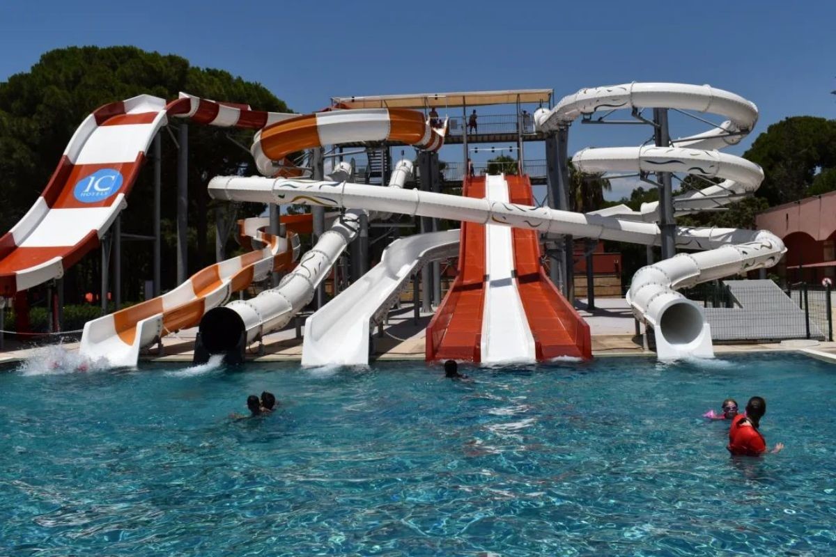 ODM Outdoor Kids Playground Equipment Playhouse Fiberglass Water Slide for Children