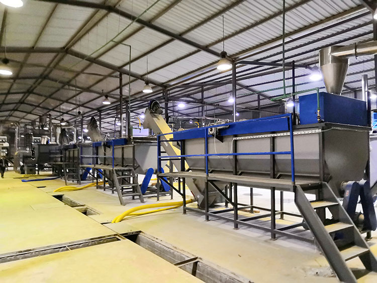 Plastic recycling sink float separating washing tank
