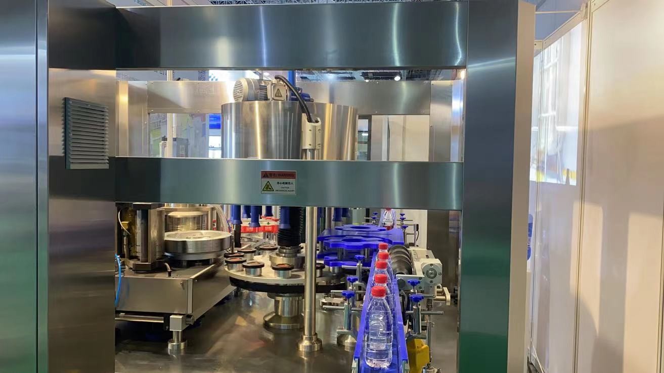Hot Melt Glue Opp Plastic Label Bottle Labeling Machine For Carbonated Drink