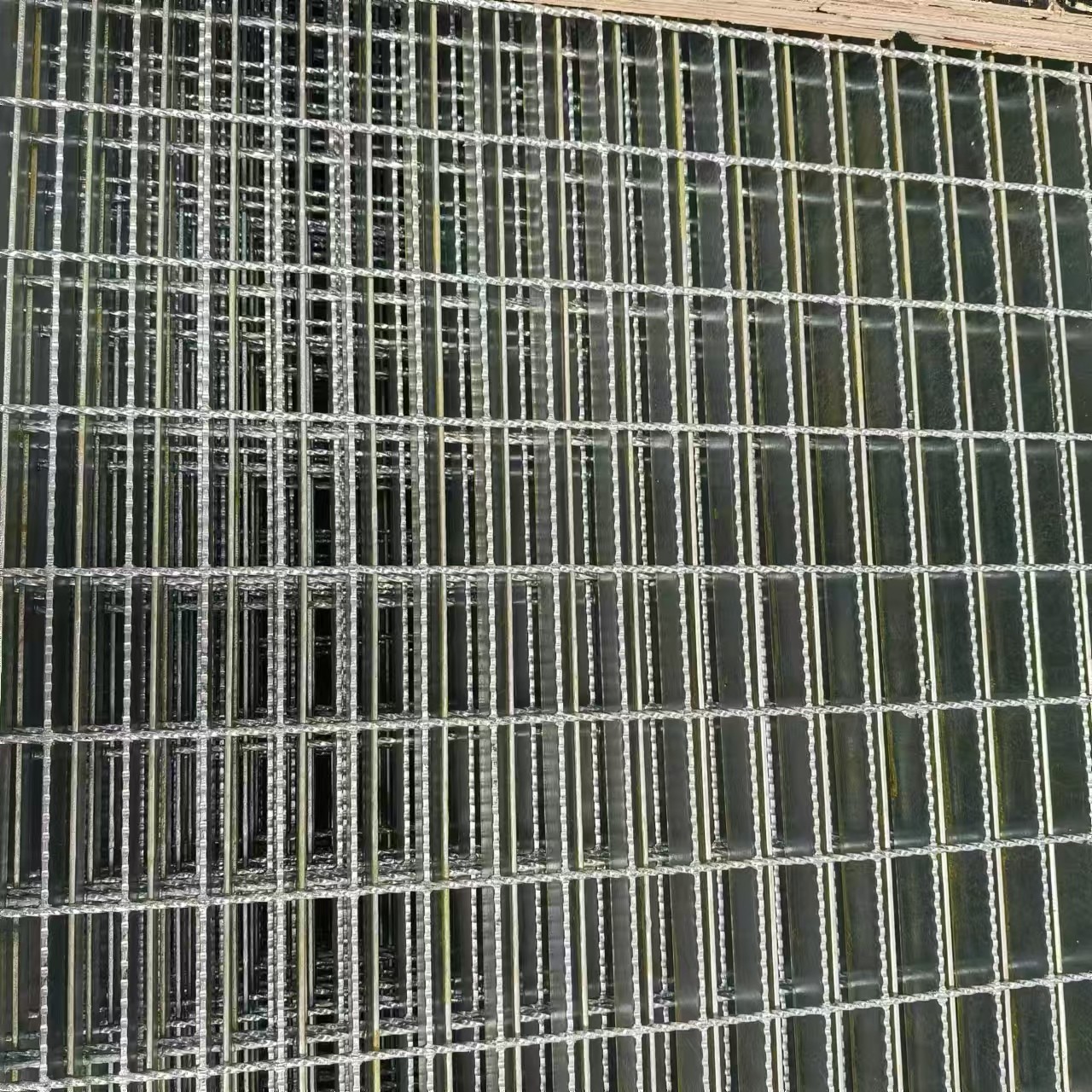 Anti Slip Grating With Enhanced Abrasion Resistance