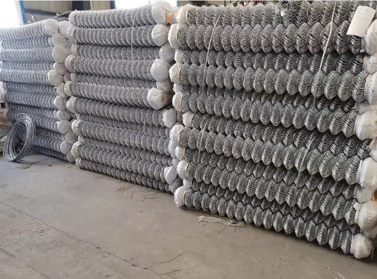 Diamond Cyclone Fence Green Pvc Coated Chain Link Temporary Fence For Sports