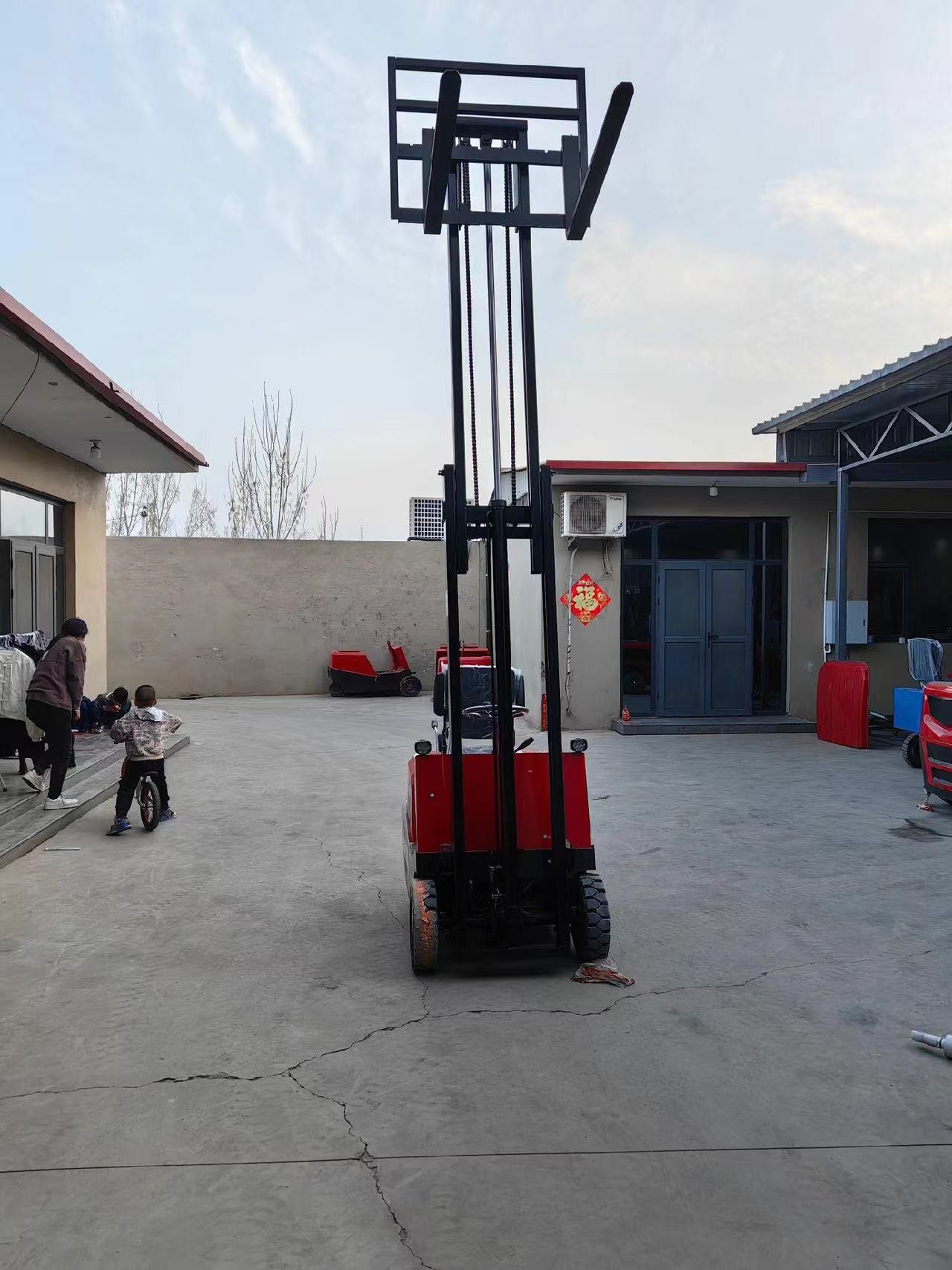 Solid Tire Battery Operated Forklift 2 Ton Lifting 6m 2.5m Turning Radius Sit Down Electric Forklift