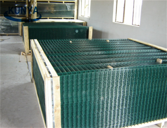 0.7MM 25kg Pvc Coated Welded Wire Fence Mesh Roll 20kg Roll Hole