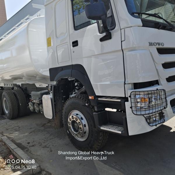 Sinotruk HOWO 6X4 20000 L 25000 L Carry Cargos Oil Tanker Truck Oil Fuel Tank