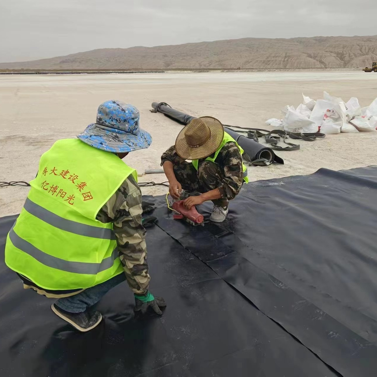 Landfills Made Eco-Friendly HDPE Geomembrane for Fish Shrimp Farms and Swimming Pools