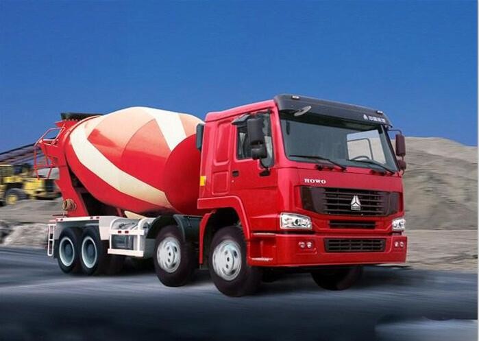 ISO Concrete Mixer Truck With Pump , Mobile Industrial Concrete Mixing Equipment