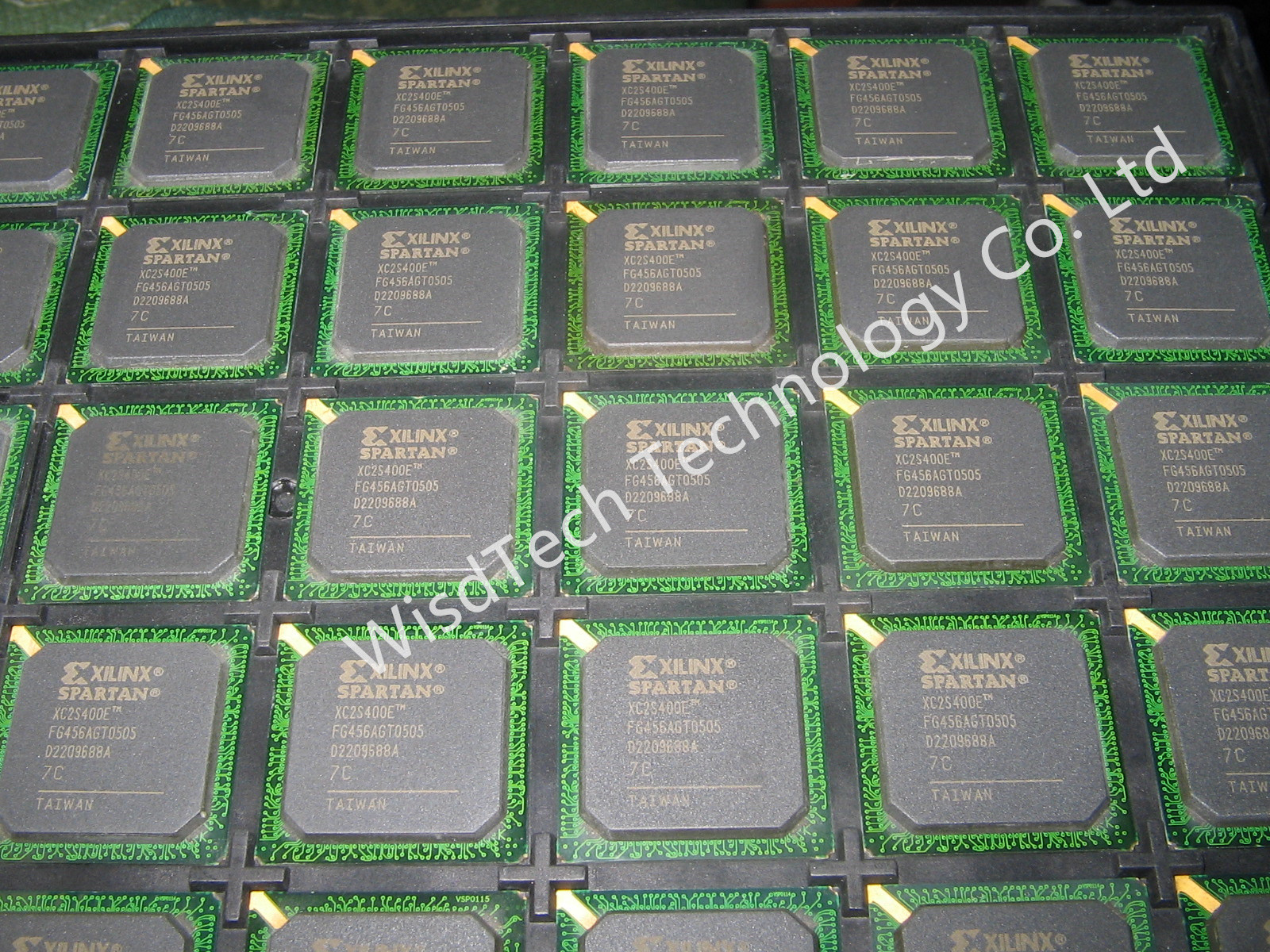 XC2S400E Platform Flash In-System Programmable Gate Array (FPGA) IC Configuration PROMS