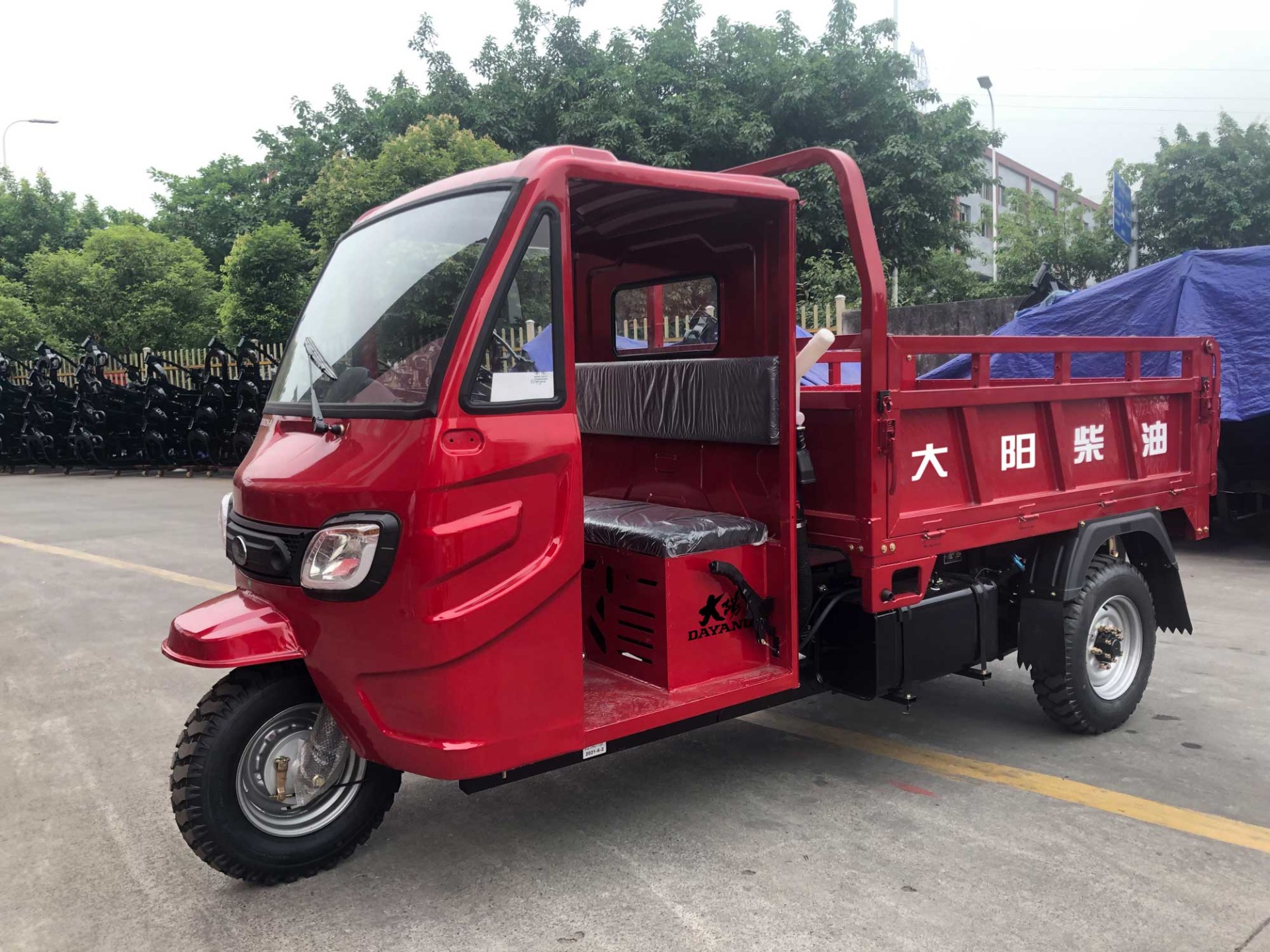 Water-Cooled Engine Semi Cab Tricycle with Double Lights and Strong Loading Capacity