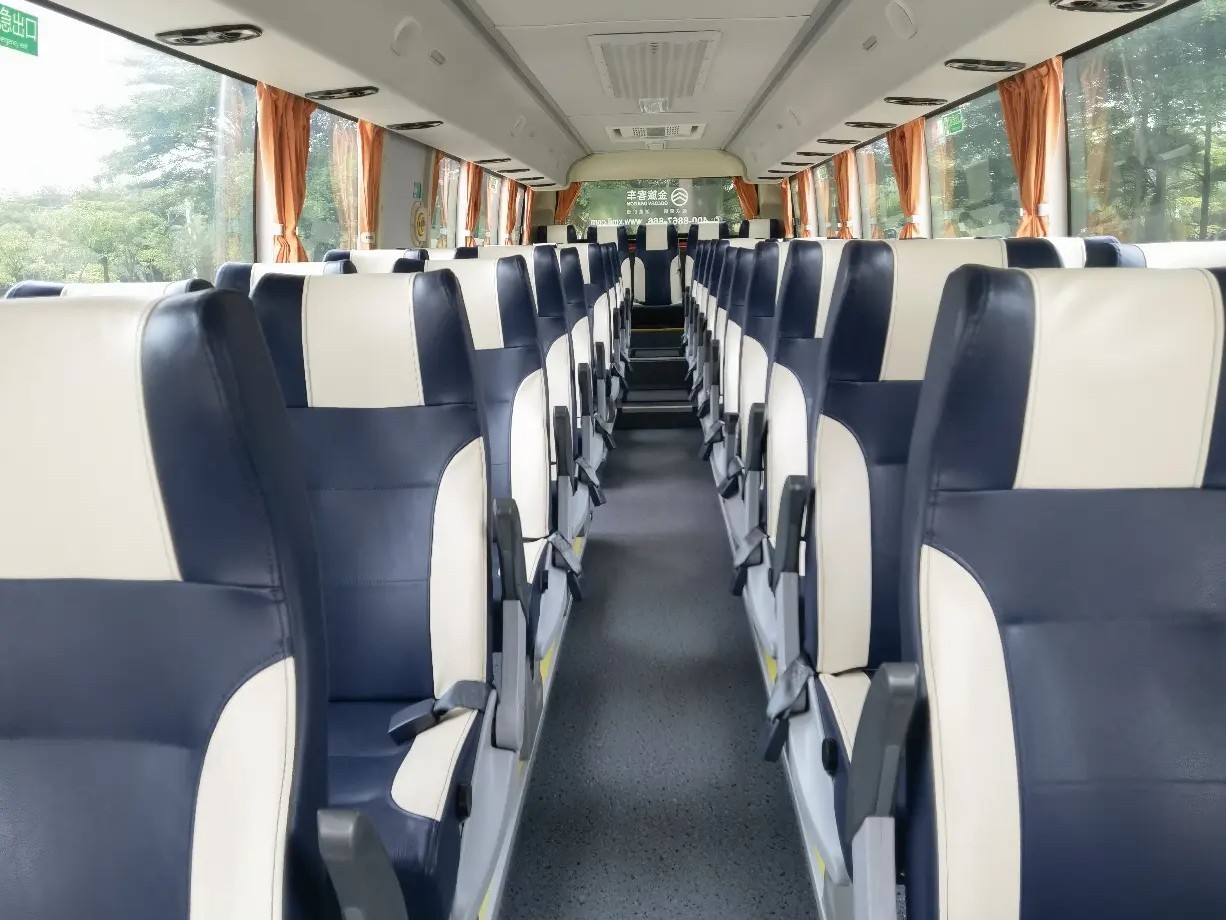 Used Diesel Coaches 36 Seats Good Floor Air Conditioner 2+2 Seats Layout LHD/RHD Golden Dragon XML9647