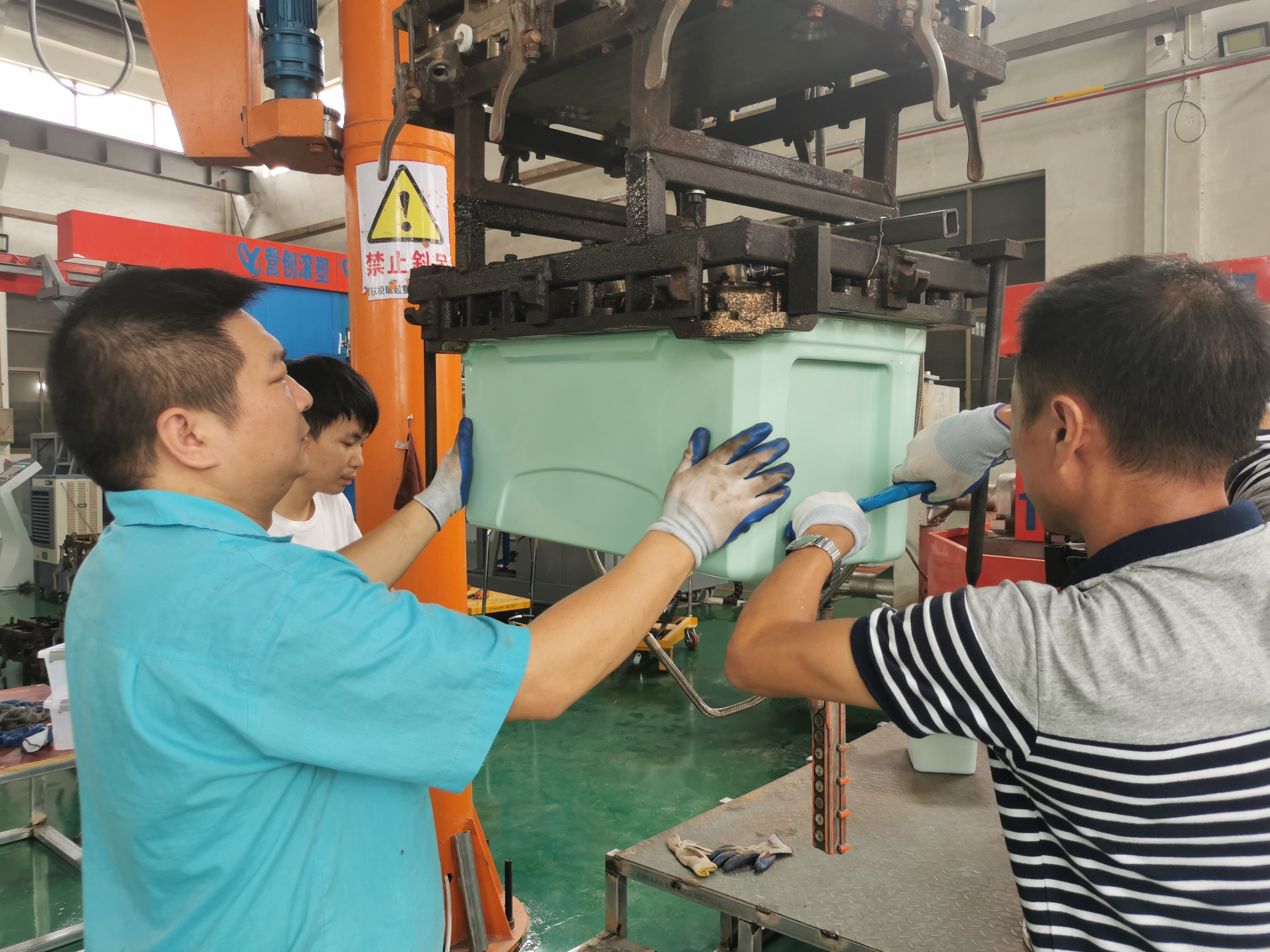 rotational molding products Preservation Rotomolded Cooler Box With Insulation And Lockable