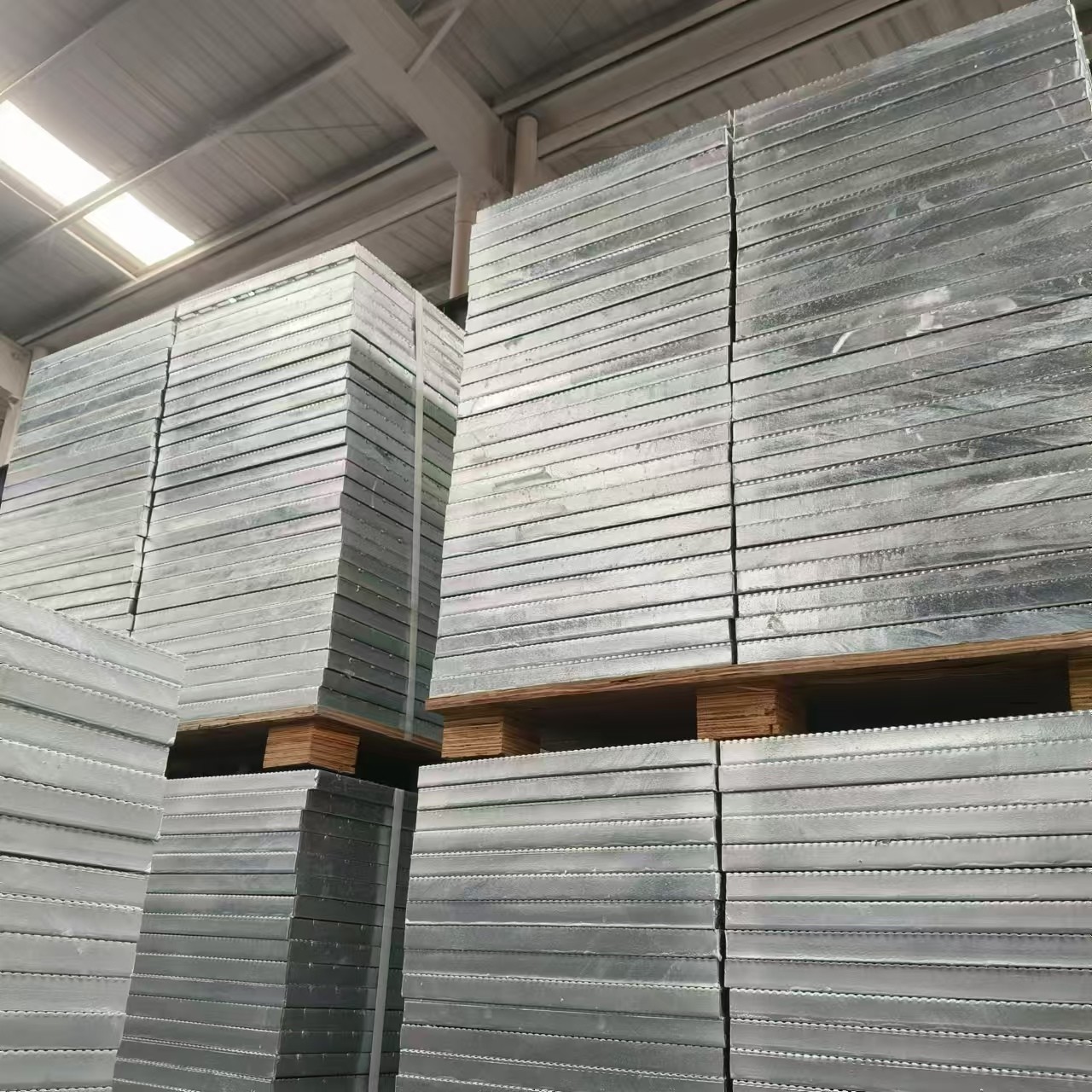 Large output, wide application range and long life of steel grating