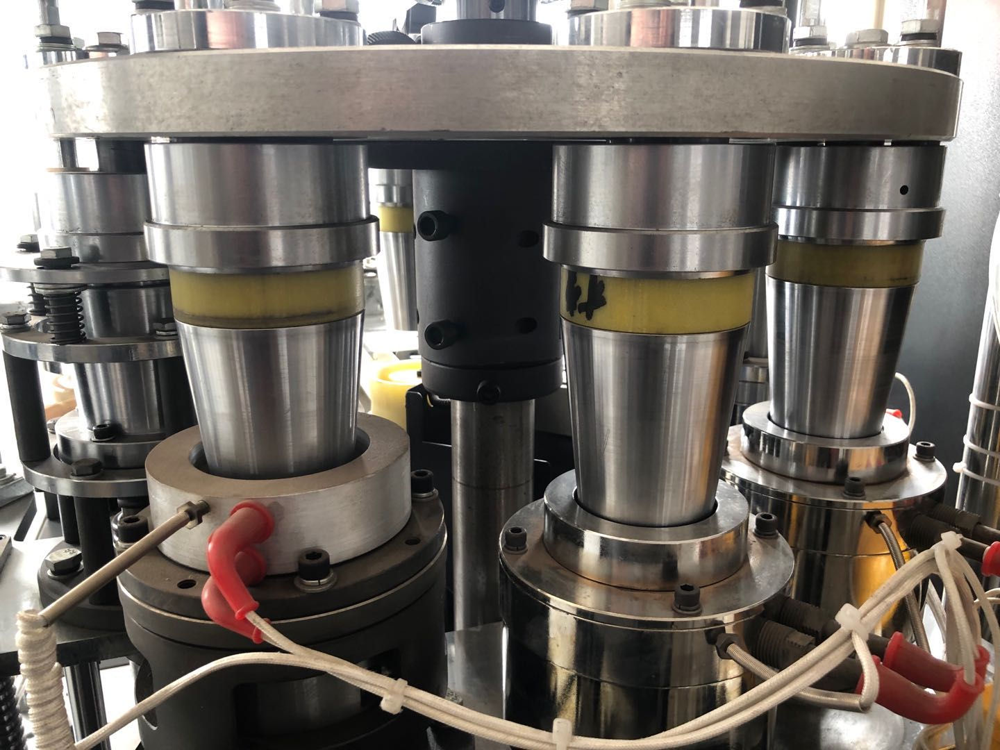 4kw High Speed Paper Cup Manufacturing Machine for Copper Bar Cup Bonding 65-85 Pcs/Min in 2130mm*1350mm*1900mm Size