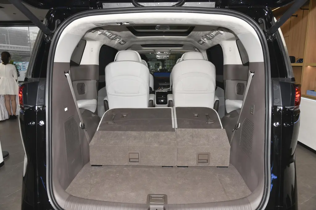 2023 Tengshi D 9 DM-i 970 All Wheel Drive 180km Plug-in Hybrid 7seat MPV with Brown Interior and Maximum Torque of 681Nm