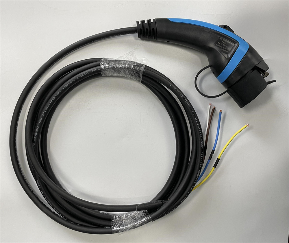 3.6KW 16A Type 1 PBT Alloy Portable Electric Vehicle Charger For Home Use