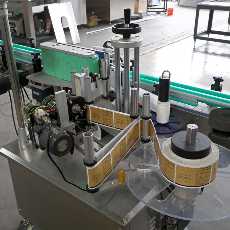 Hot Sale Automatic Square Bottle Labeling Machine L2000 * W700 * H1400mm Size