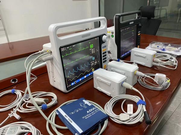 12.1" Electronic Vital Sign Machine , Hospital Health Monitor For Diagnostic OEM