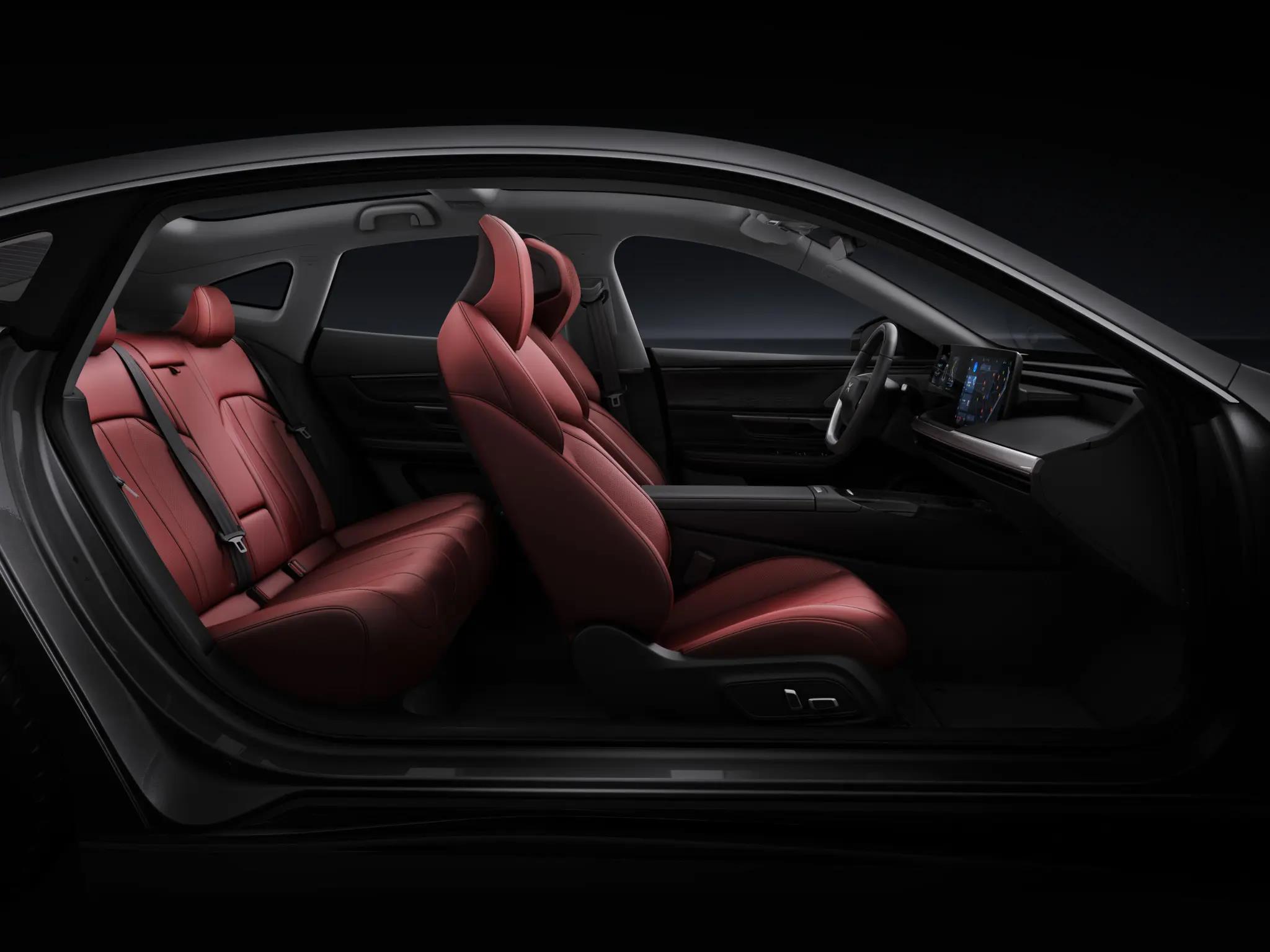 Efficiency 12.5 kWh / 100 km 2023 P7 Super Electric Sports Car with High Speed 170km/h and Dimension mm 4880*1896*1450